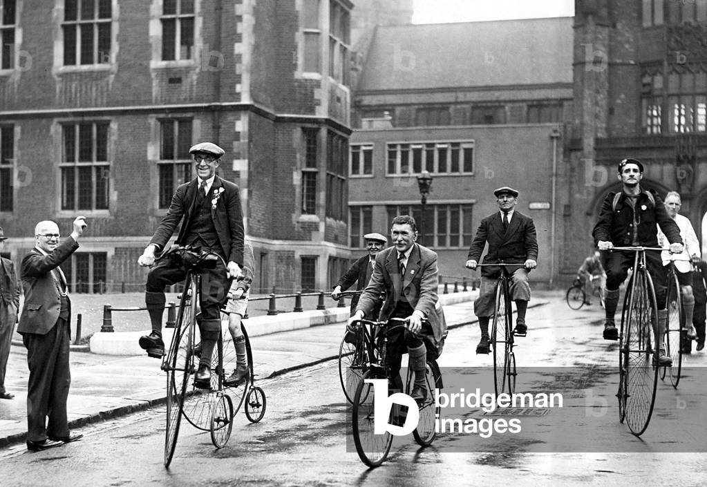 Members of the Old Timers cycle Fellowship setting off form College road, Newcastle to Seaton Sluice on their annual ride. The Lord Mayor of Newcatle (Ald. T. McCutcheon) on left, gave them a civic send off, 1940