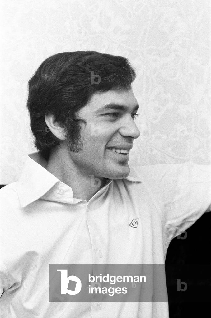 Singing star, Engelbert Humperdinck, photographed in his Hammersmith Flat while talking to Mirror columnist Donald Zec. 10th October 1967 (b/w photo)