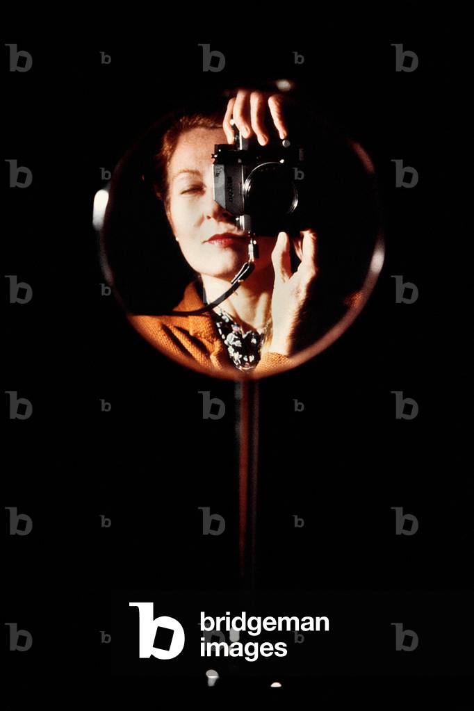 Self portrait at the mirror (photo)