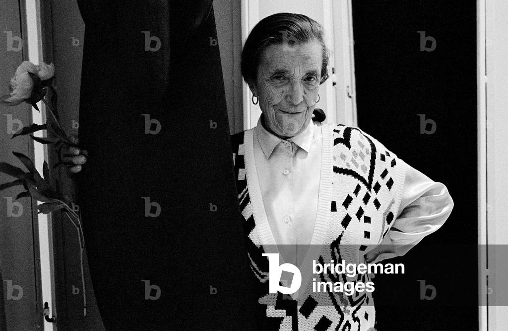 Louise Bourgeois at the Miller Gallery, New York, USA, 1986 (b/w photo)