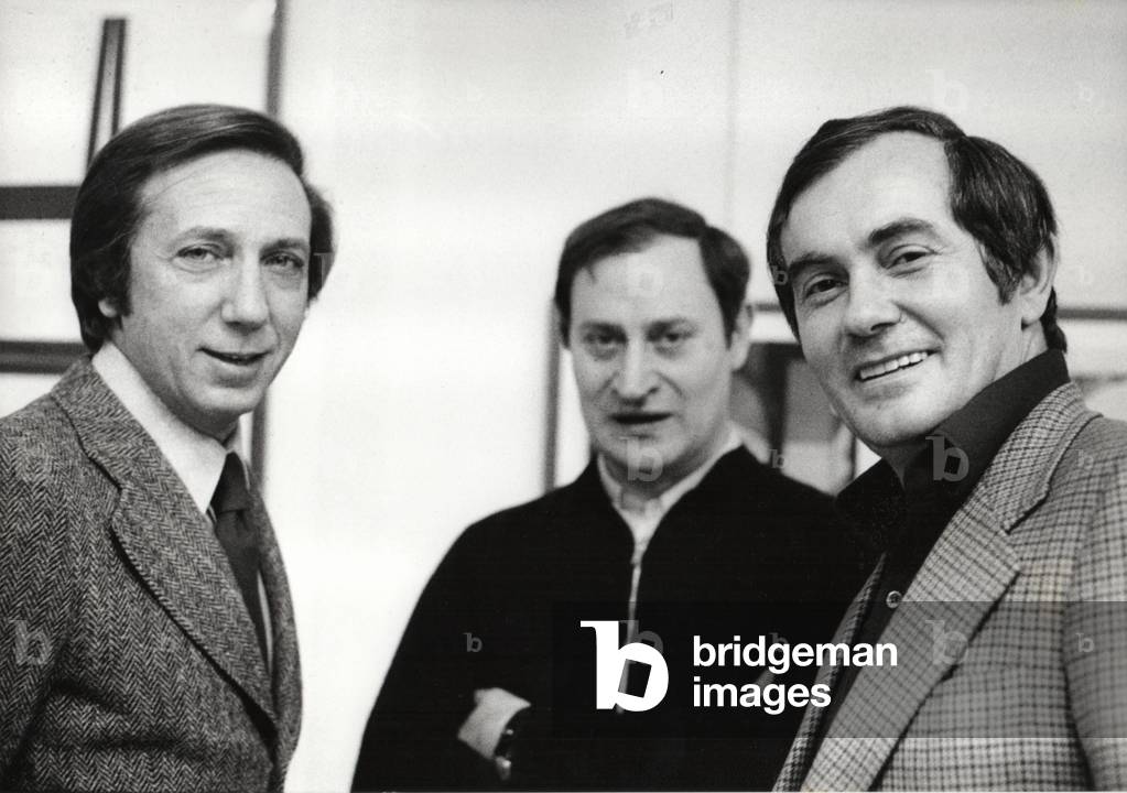 Mike Bongiorno, Giò Pomodoro, Renzo Cortina, at Renzo Cortina Gallery, Milan, Italy, 1973 (b/w photo)
