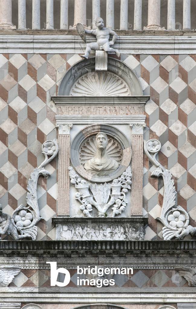 Bust of Emperor Trajan, right side of the facade of Cappella Colleoni, Bergamo, Italy (photo)