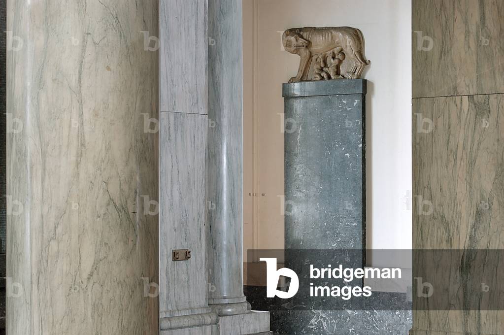 Capitoline Wolf, Royal Pavillion, Central Station, Milan, Italy (photo)