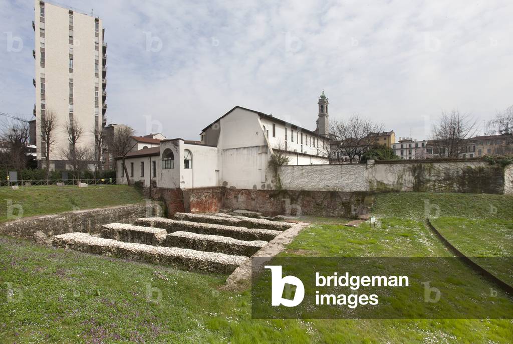 Roman amphitheatre, Milan, Lombardy, Italy (photo)