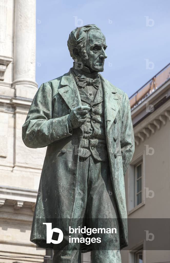 Monument to Alessandro Manzoni, Piazza San Fedele, Milan, Italy (photo)