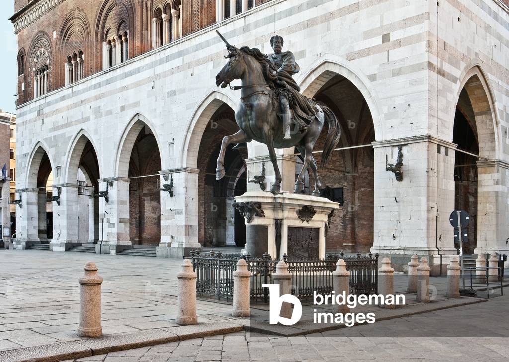 View of the equestrian monument dedicated to Ranuccio I Farnese by Francesco Mochi da Montevarchi, Piazza dei Cavalli, Piacenza, Emilia-Romagna, Italy (photo)