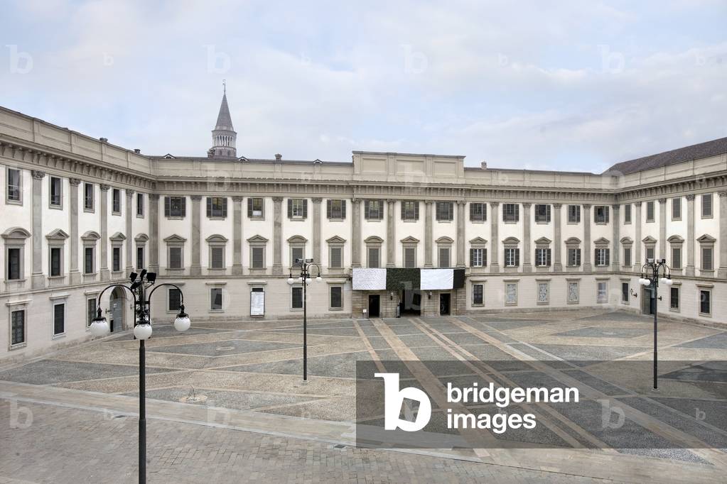Facade of Royal Palace, Milan, Italy (photo)