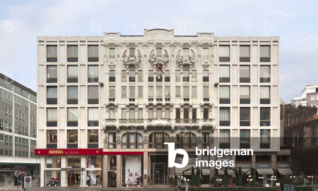 Building in Liberty Square, Ex Hotel del Corso, Milan, Lombardy, Italy (photo)