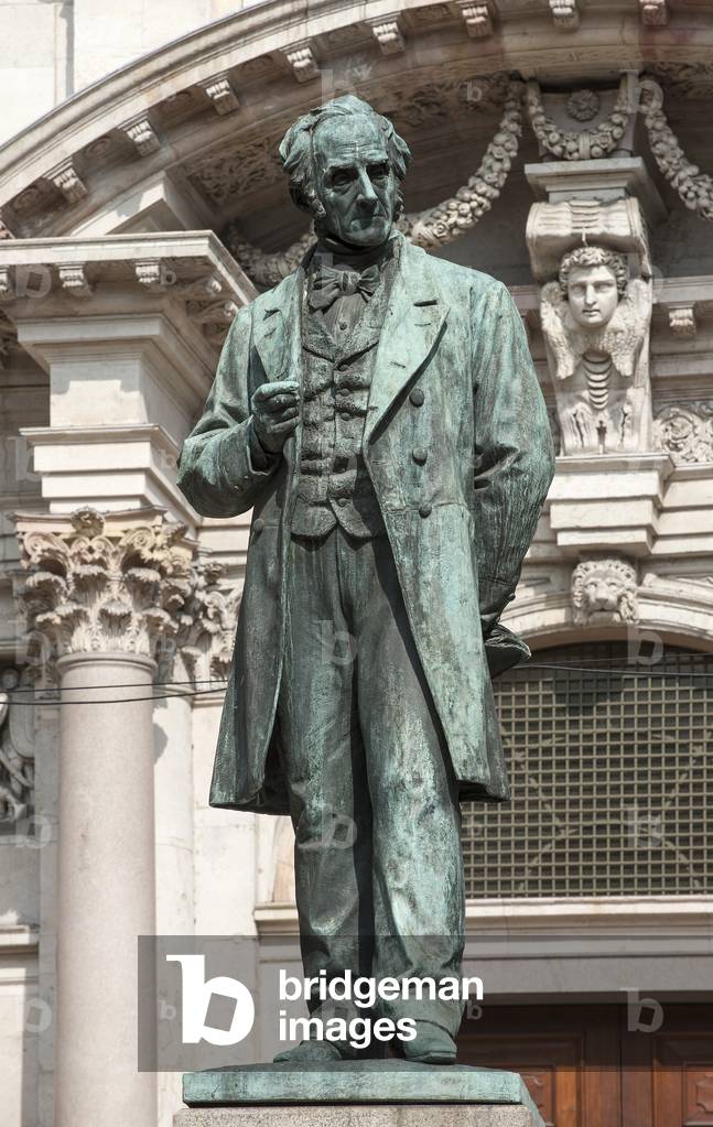 Monument to Alessandro Manzoni, Piazza San Fedele, Milan, Italy (photo)