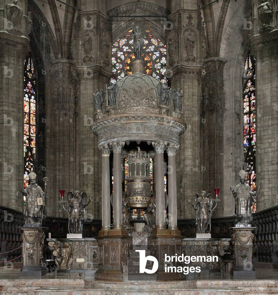 View of the ciborium with statues (photo)