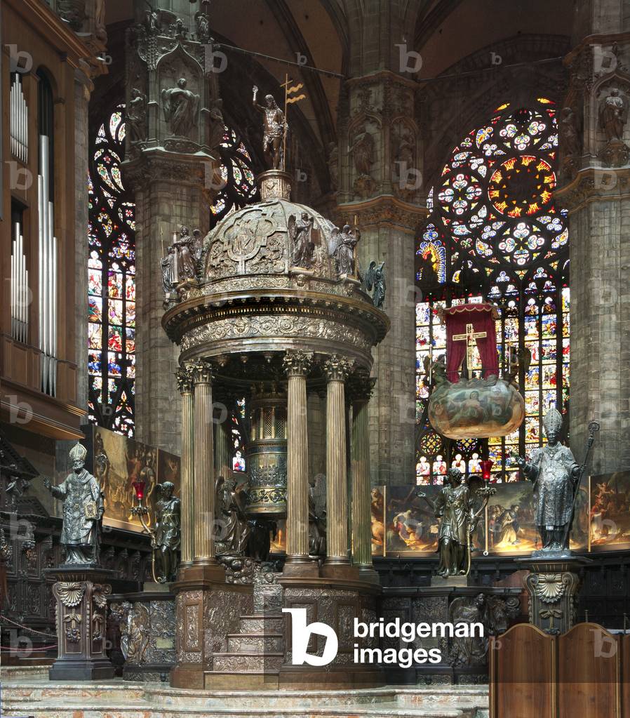 Tabernacle, ciborium and statues of the Apostles and Christ Christ Blessing (photo)
