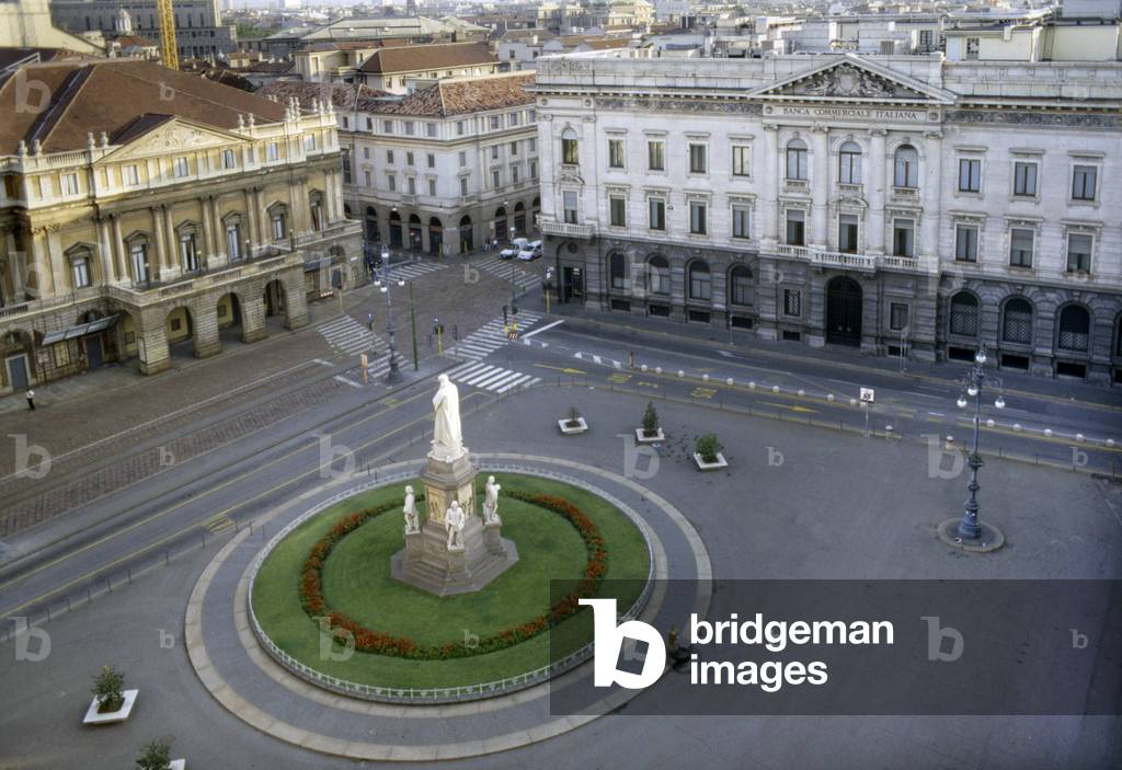 View of Piazza Scala, Teatro Scala and Palazzo Ex Banca commerciale Italiana, Milan, Italy (photo)