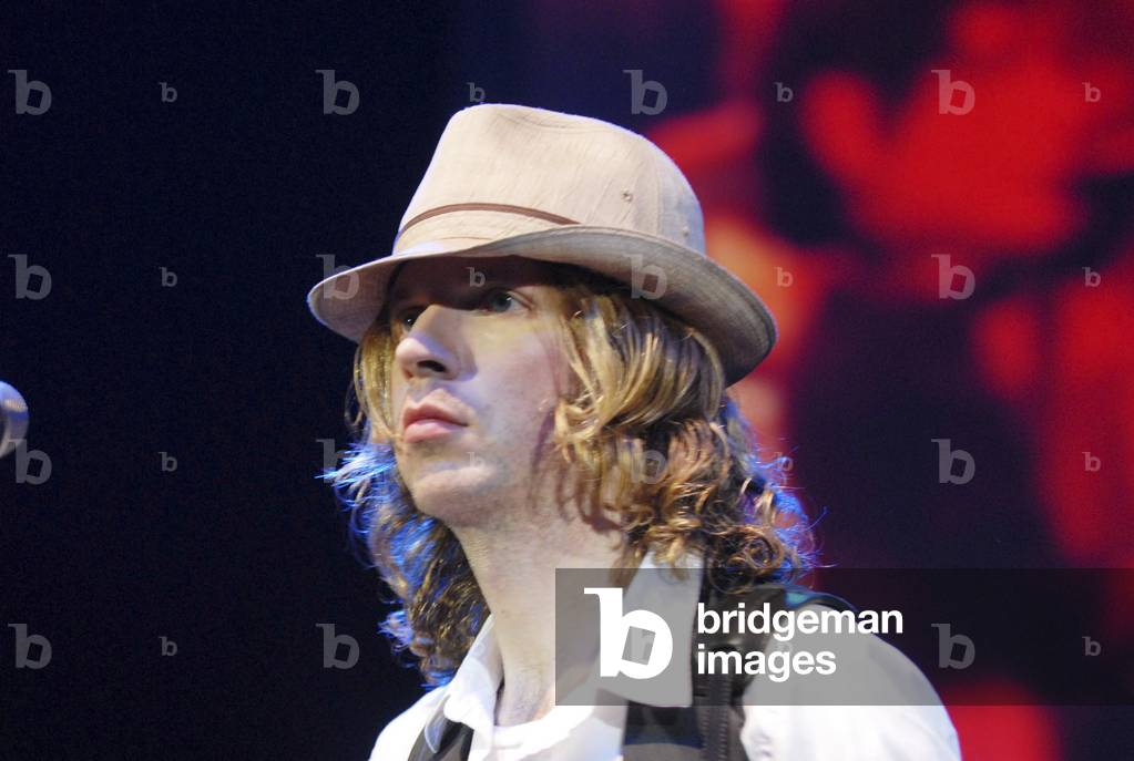 American singer Beck performing in 2006 (photo)