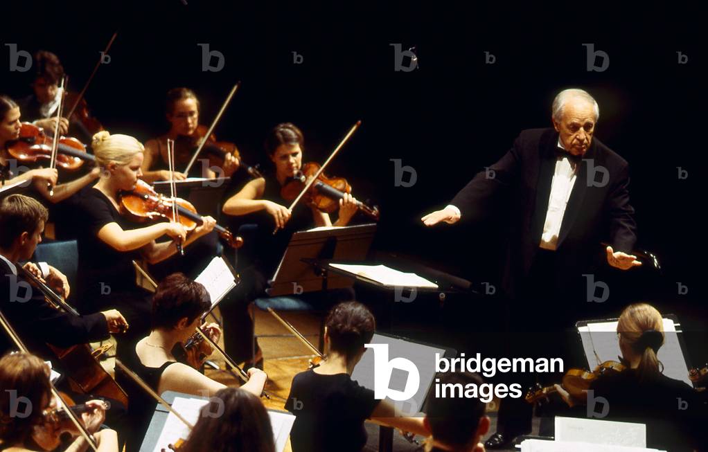 Pierre Boulez conducting the Gustav Mahler Youth Orchestra, Paris, 2000 (photo)
