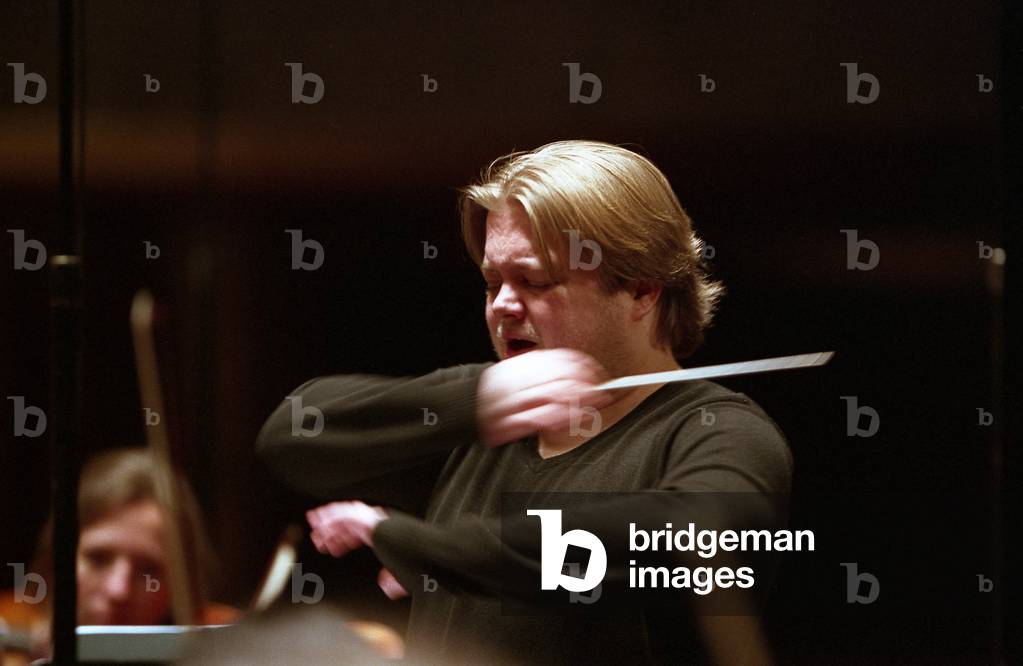Mikko Franck conducting the Orchestre National de France at the Théâtre des Champs Elysées, Paris, February 2006.  Finnish conductor, b. 1979.