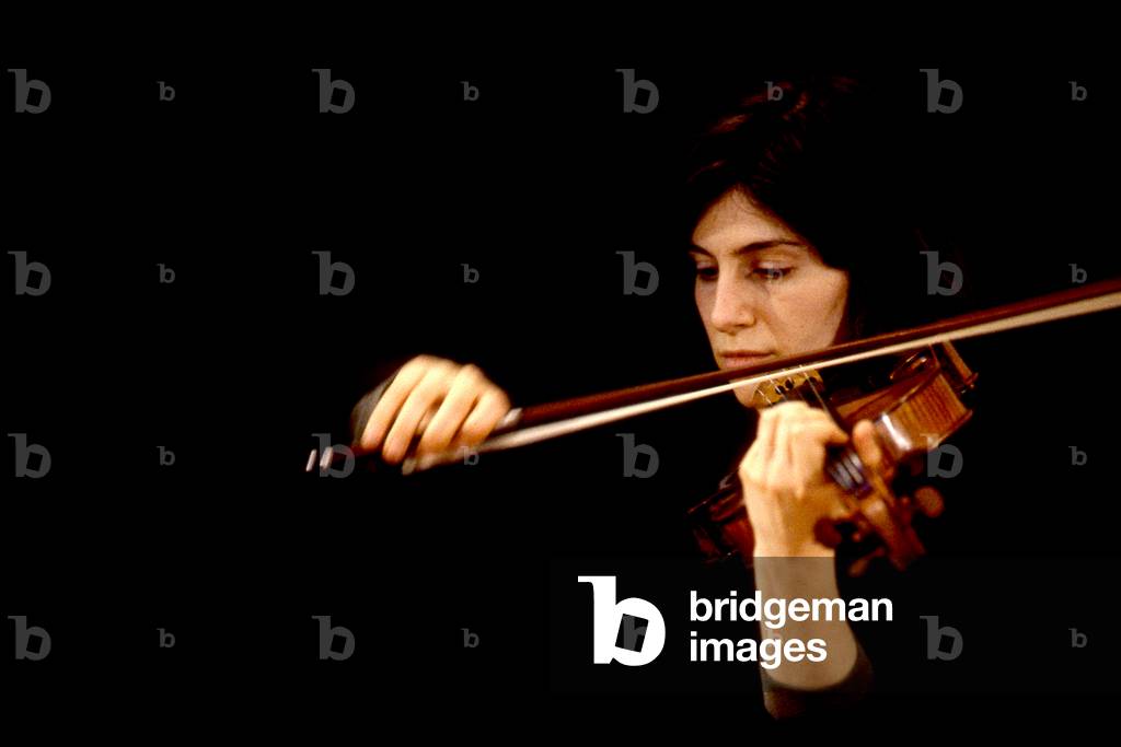 Kim Kashkashian, Paris 1990. American violist b. 31 August 1952.