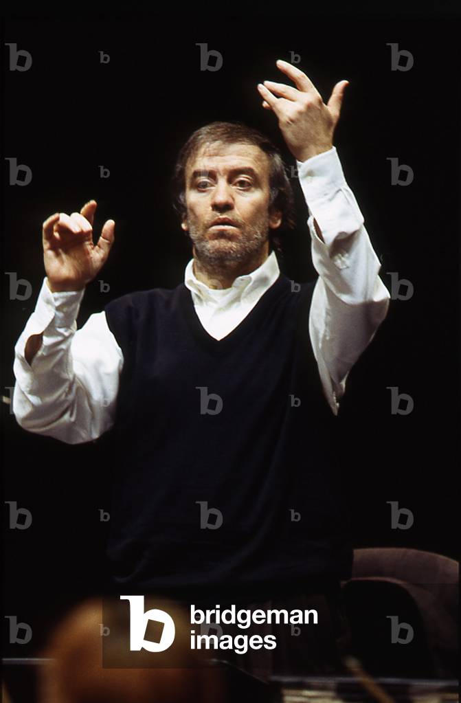 Valery Gergiev conducting the Orchestre de Paris at the Théâtre du Châtelet, Paris, France - December 2004.  Russian conductor. b. 2 May 1953