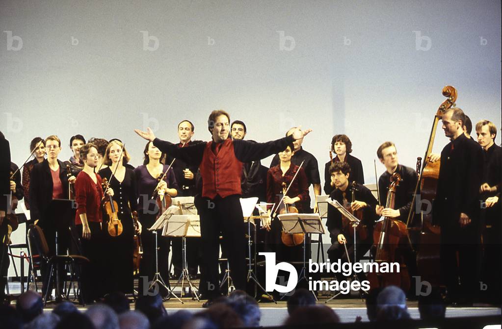 Hugo Reyne and La Symphonie du Marais Orchestra in Fontainebleau, France, 1999 (photo)