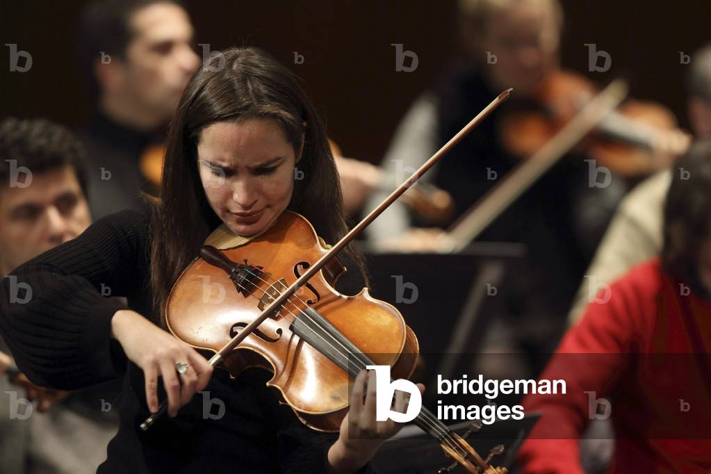 Lise Bertaud : French viola player born in 1982Paris - Ensemble Orchestral de Paris - Théatre des Champs Elysées (01 2010)