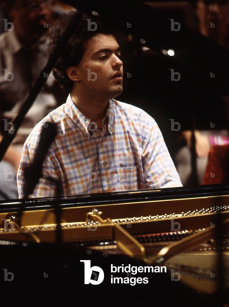 Evgeny Kissin performing in Paris, France, 2002 (photo)