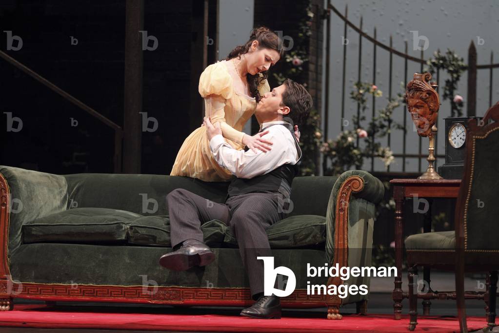 Chen Reiss and Paolo Fanale performing in Paris, France, 2010 (photo)