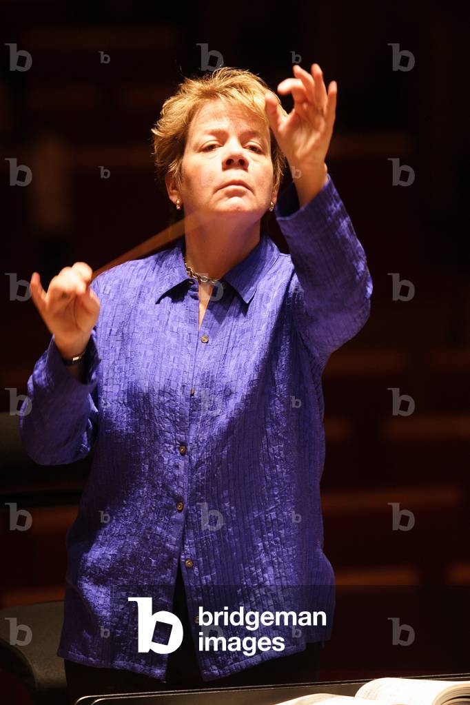 Marin Alsop conducting Orchestre de Paris at Salle Pleyel January 2008. American conductor,b. 16 October 1956