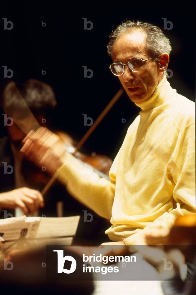 Claudio Scimone conducting the I Solisti Veneti ensemble, Paris, 1995 (photo)