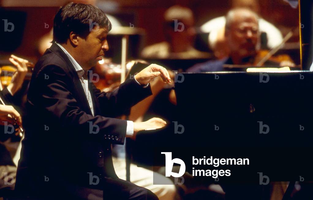 Murray Perahia - American pianist and conductor performing with the 'Berliner Philharmoniker' in Paris, France,October 1997. Berlin Philharmonic