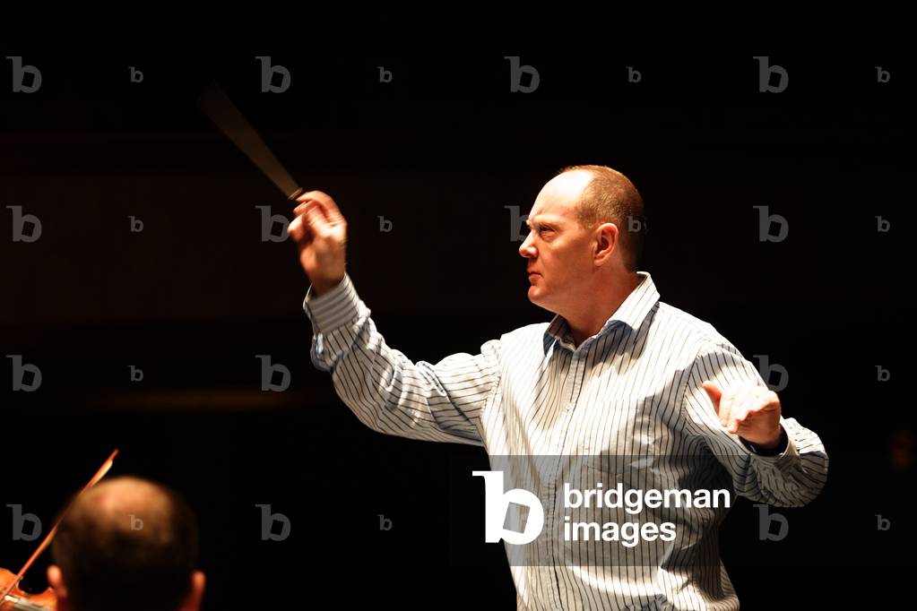 Paul McCreesh - conducting the Basel Chamber Orchestra in the Theatre des Champs Elysees, Paris, January 2007. English conductor: Born 1960.