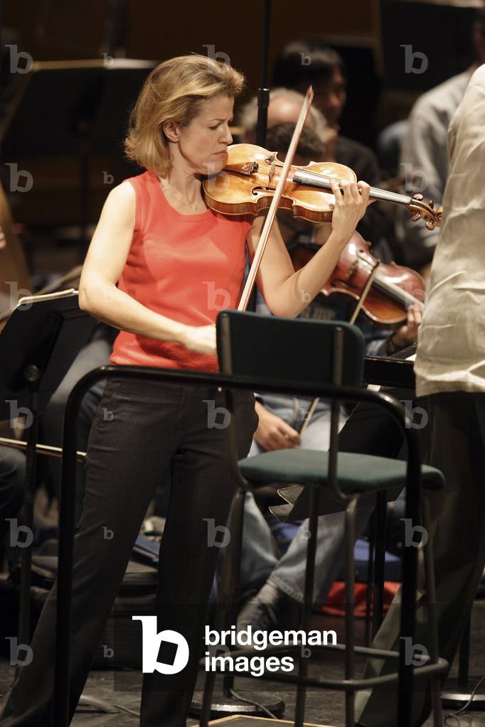 Anne-Sophie Mutter performing in Paris, France, 2007 (photo)