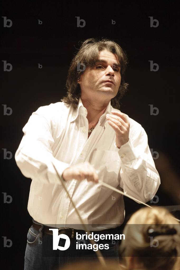 Ion Marin performing in Paris, France, 2006 (photo)