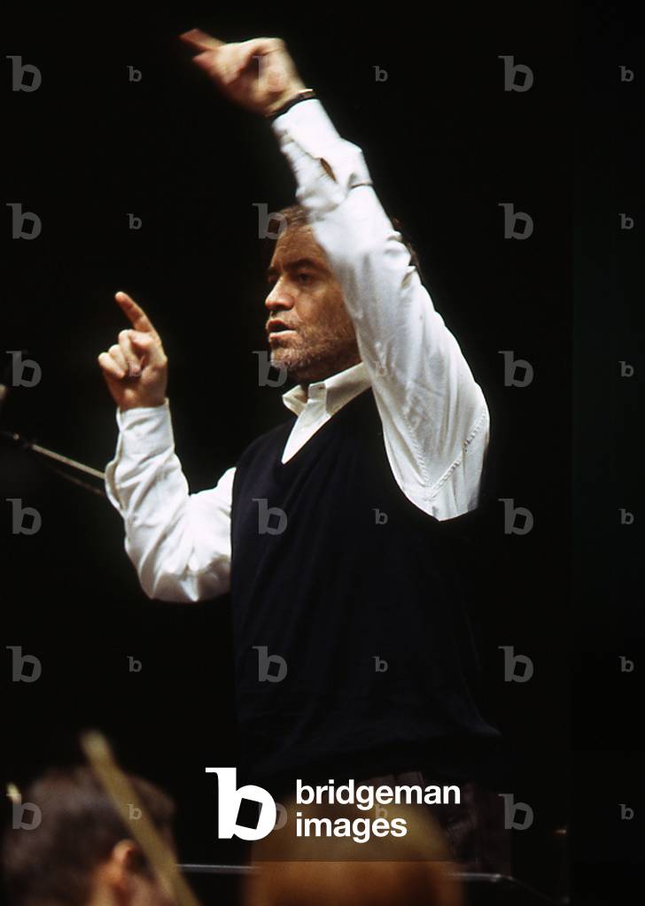 Valery Gergiev conducting the Orchestre de Paris at the Théâtre du Châtelet, Paris, France - December 2004.  Russian conductor, b. 2 May 1953