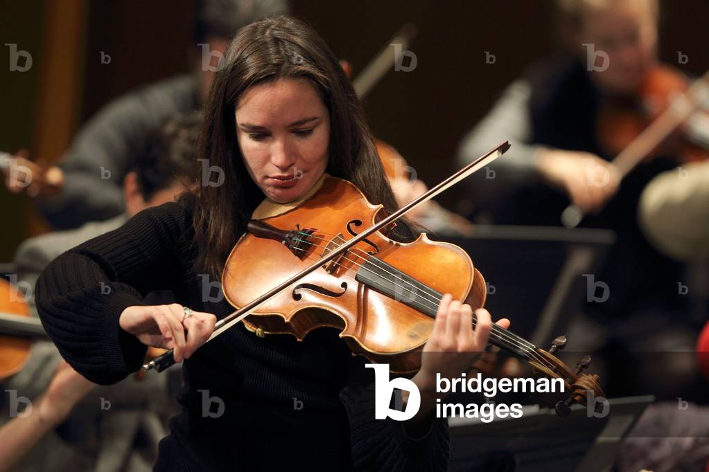 Lise Bertaud: portrait of the French viola player born in 1982 Paris - Ensemble Orchestral de Paris - Theatre des Champs Elysees (01 2010)