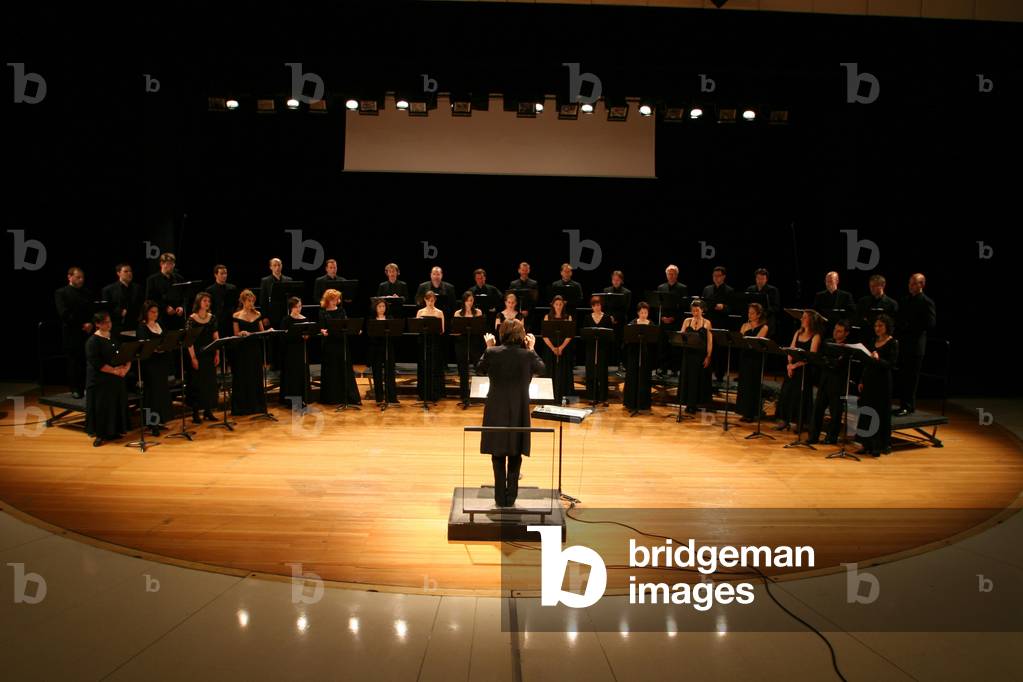 Laurence Equilbey conducting a Choir in Paris, France, 2006 (photo)