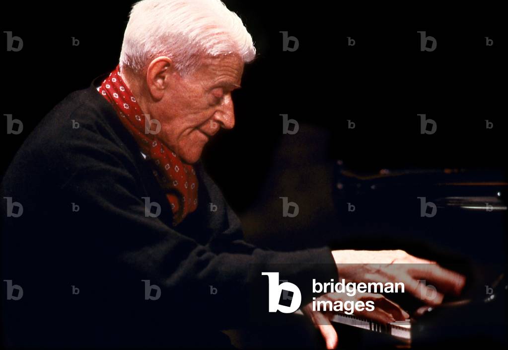 Vlado Perlemeutter portrait of the French pianist at his piano - 1904 2002 PARIS - THEATRE DU CHATELET