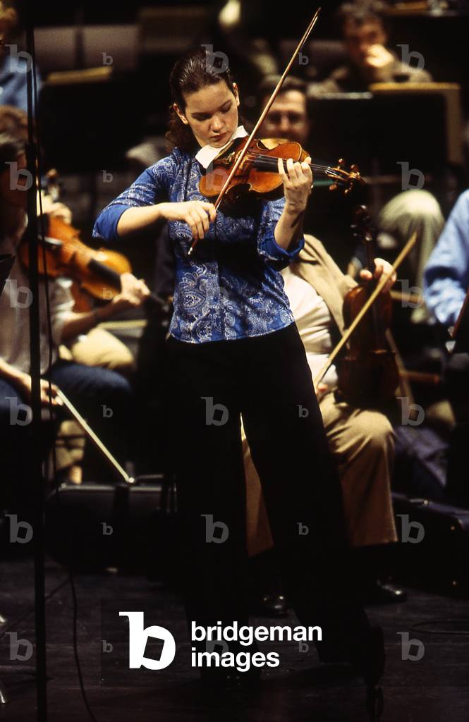 Hilary Hahn, performing with L ' Orchestre National de France at the Theatre des Champs Elysees. Paris, France, 2002. HH: American violinist, b November 27, 1979 -