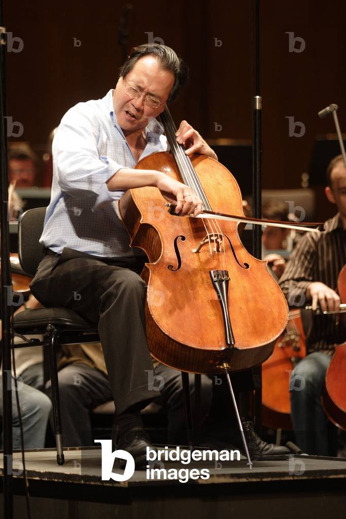 Yoyo Ma - American cellist of Chinese origin did not in Paris on 7 10 1955 - Paris in 2003, with the Orchestre National de France conducted by Charles Dutoit at the Theatre des Champs Elysees