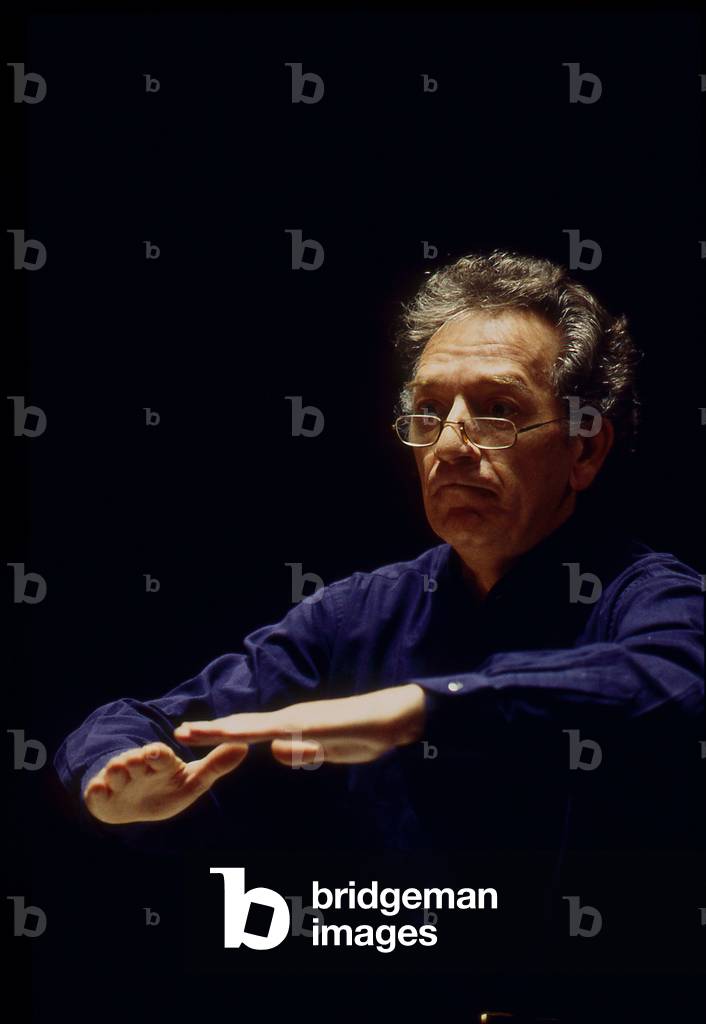 Yuri Temirkanov conducting the Orchestre de Saint Petersbourg at the Theatre des Champs Elysees, Paris 1995 (photo)