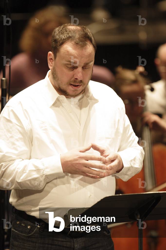 Matthias Goerne performing in Paris, France, 2006 (photo)