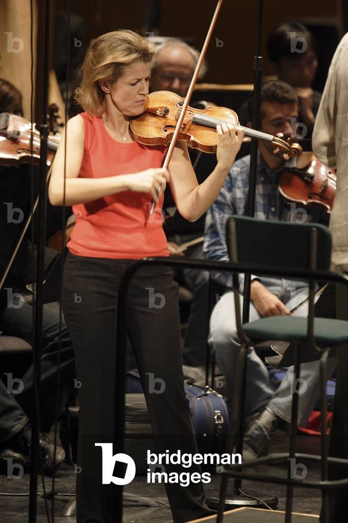 Anne-Sophie Mutter performing in Paris, France, 2007 (photo)