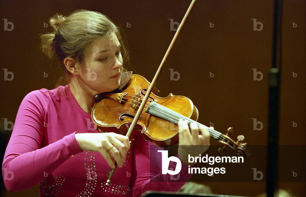 Janine Jansen performing in Paris, France, 2006 (photo)