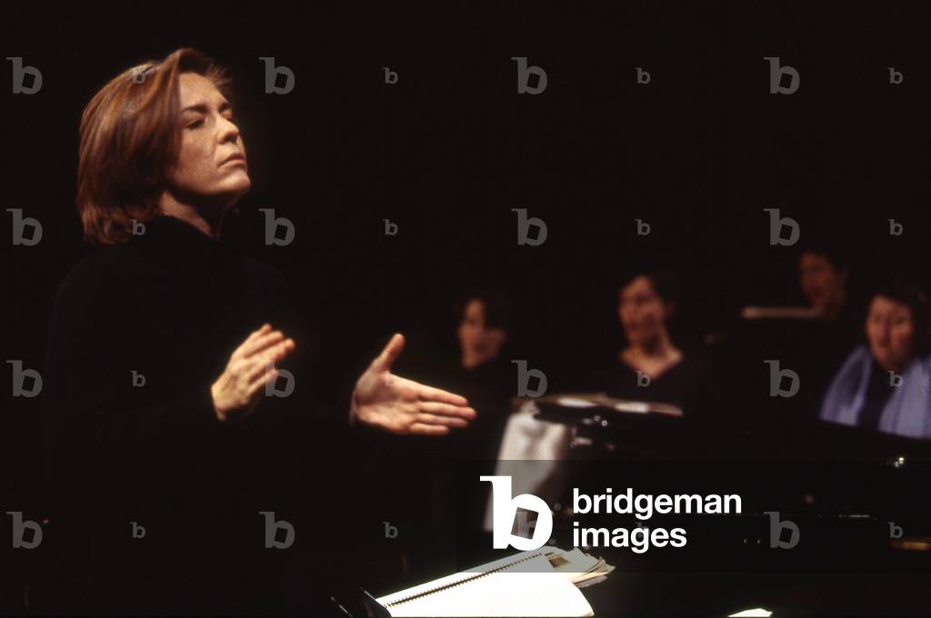 Laurence Equilbey - portrait of the French conductor, conducting the Accentus ensemble, 2003.