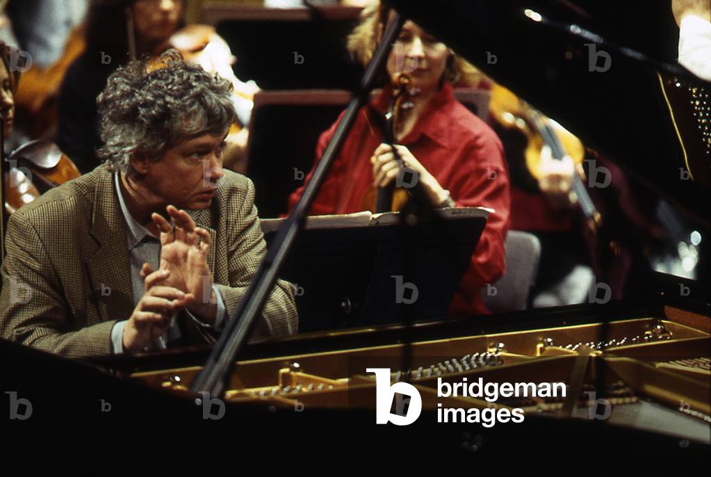Zoltan Kocsis rehearsing in Paris, France, 2004 (photo)