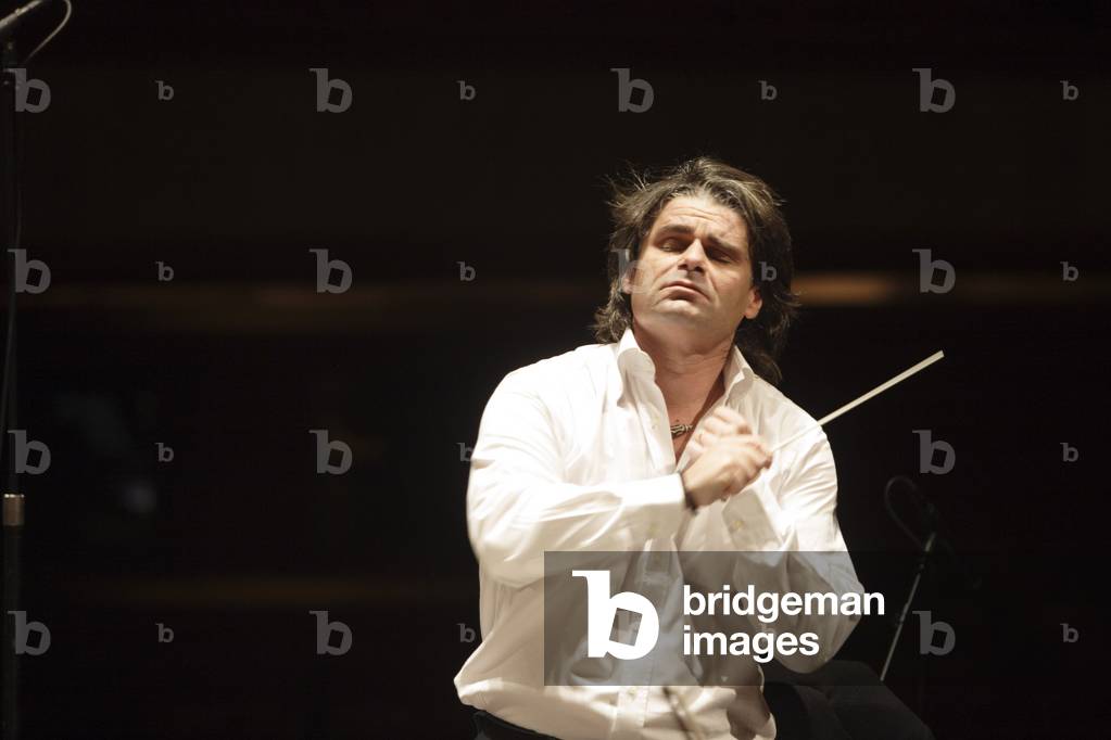 Ion Marin performing in Paris, France, 2006 (photo)