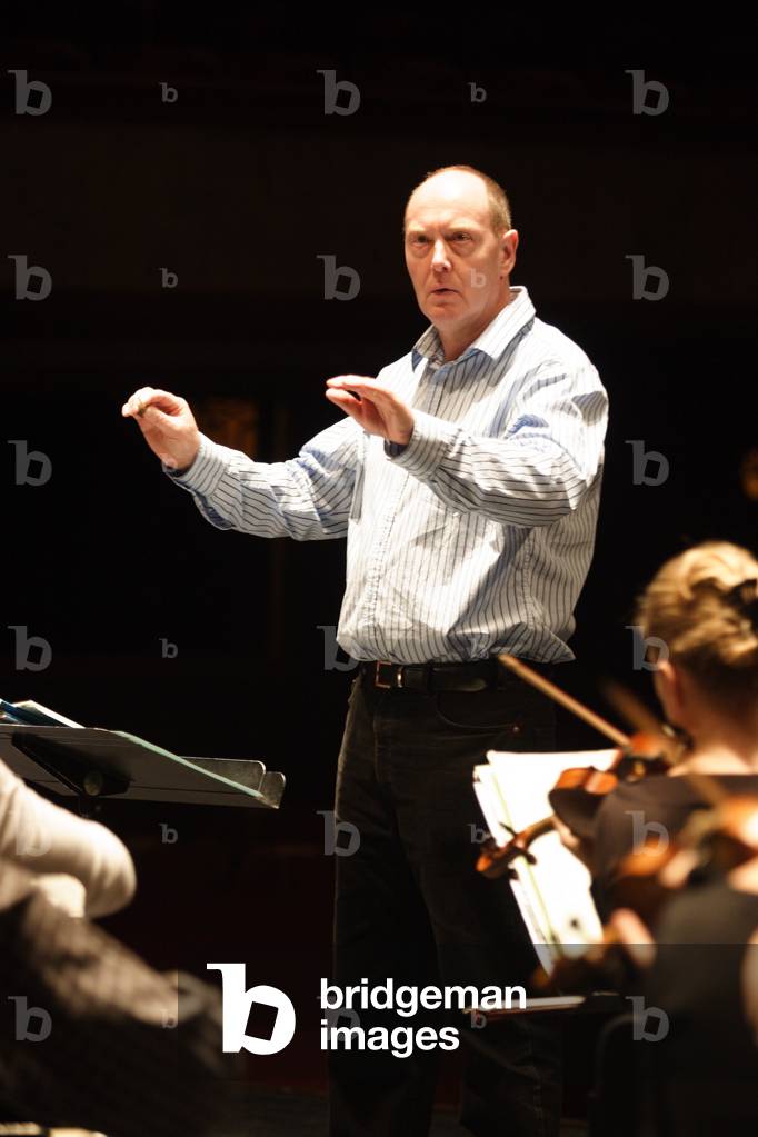 Paul McCreesh - conducting the Basel Chamber Orchestra in Theatre des Champs Elysees, Paris, January 2007. English conductor: Born 1960.