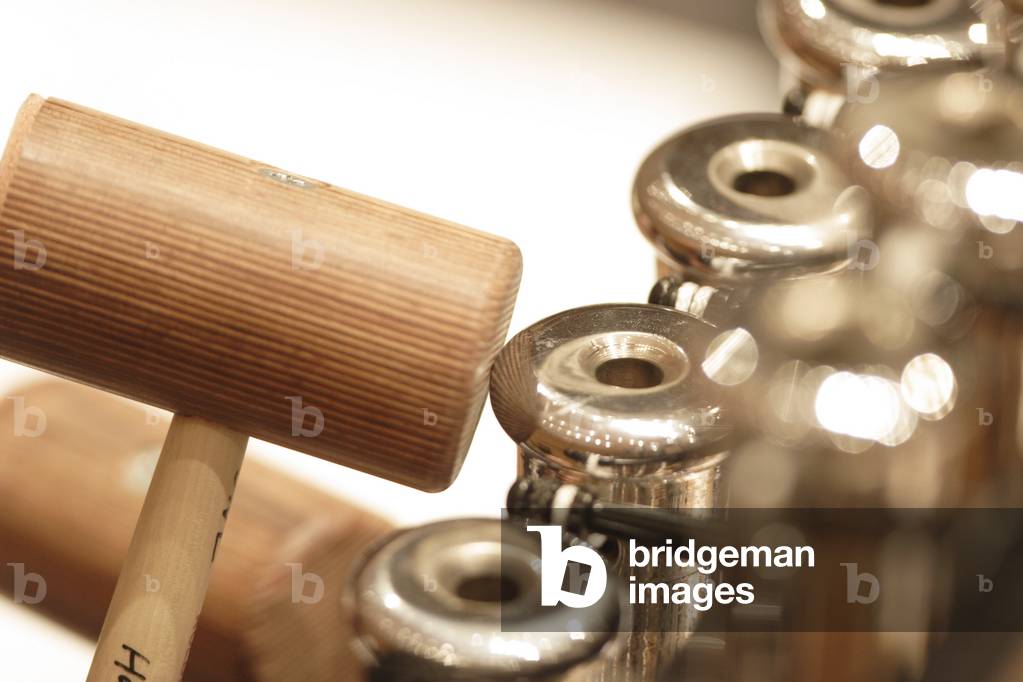 Tubular bells with hammer