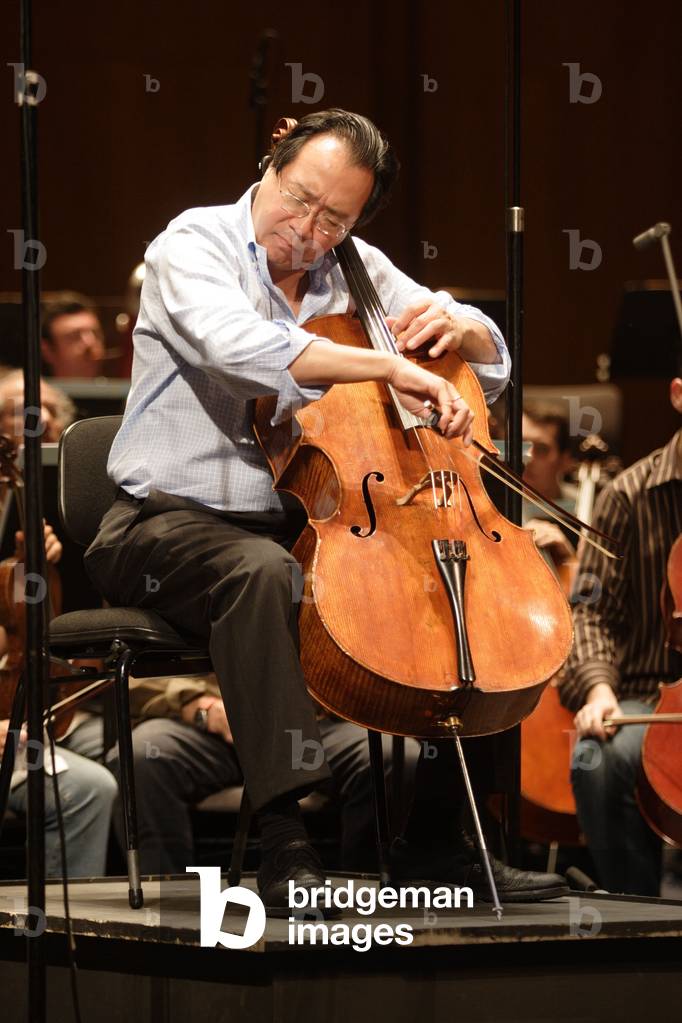 Yoyo Ma - American cellist of Chinese origin did not in Paris on 7 10 1955 - Paris in 2003, with the Orchestre National de France conducted by Charles Dutoit at the Theatre des Champs Elysees