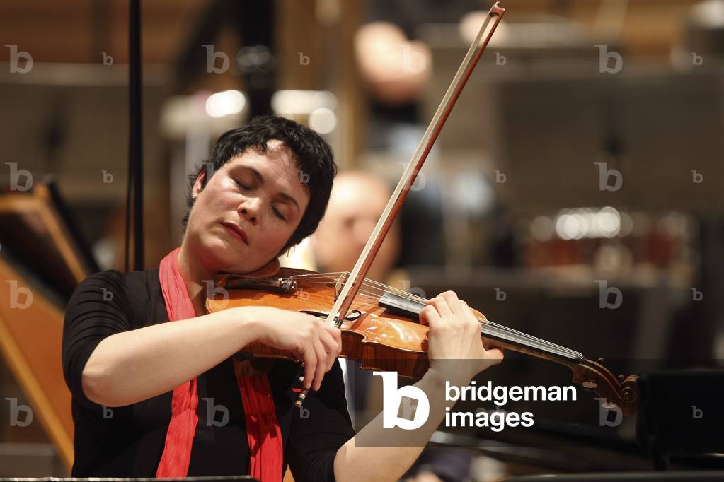 Tabéa Zimmermann in May 2010 rehearsing with Orchestre de Paris, Salle Pleyel, Paris, France.  German violinist b. 1966