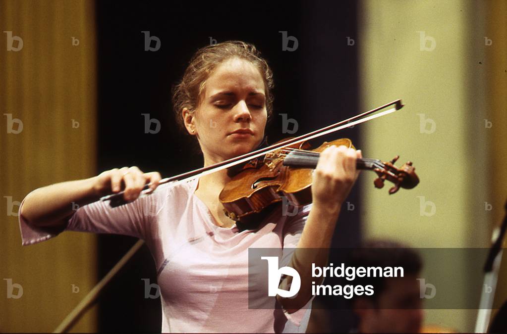 Julia Fisher rehearsing in Paris, France, 2003 (photo)