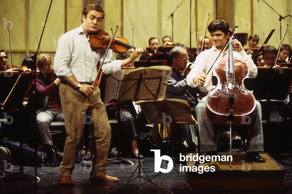 Renaud and his brother Gauthier Capuacon - Franacais violinist did the 27th 01 1986. Gautier, Franacais cellist did 03 09 1981 at Chambery - Paris 11 2002 with the Orchestre de Paris